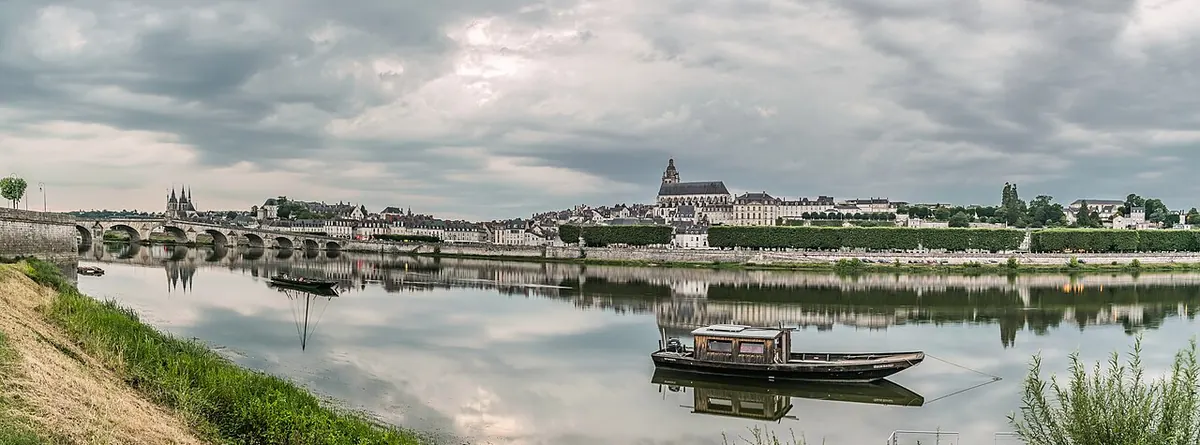 Panorama photographique assemblé de la Loire à Blois
